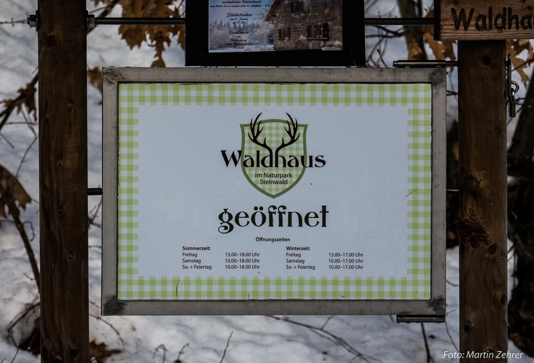 Foto: Martin Zehrer - Geöffnet?! Winter-Wanderung durch den Steinwald... Hoffentlich hält das Schild was es verspricht!<br />
<br />
Im Waldhaus gibts allerhand zum Essen und Trinken! :-) 