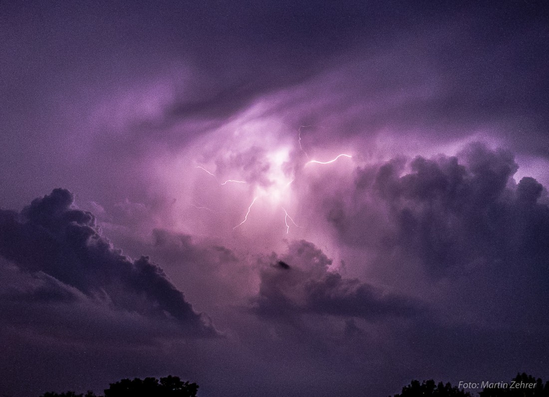 Foto: Martin Zehrer - Sie rasen auf Dich zu. Wie aus dem Nichts feuern mehrere Blitze aus dem Himmel in Richtung Kamera.<br />
Ein beeindruckendes Schauspiel über den Himmel von Zinst bei Kulmain.  