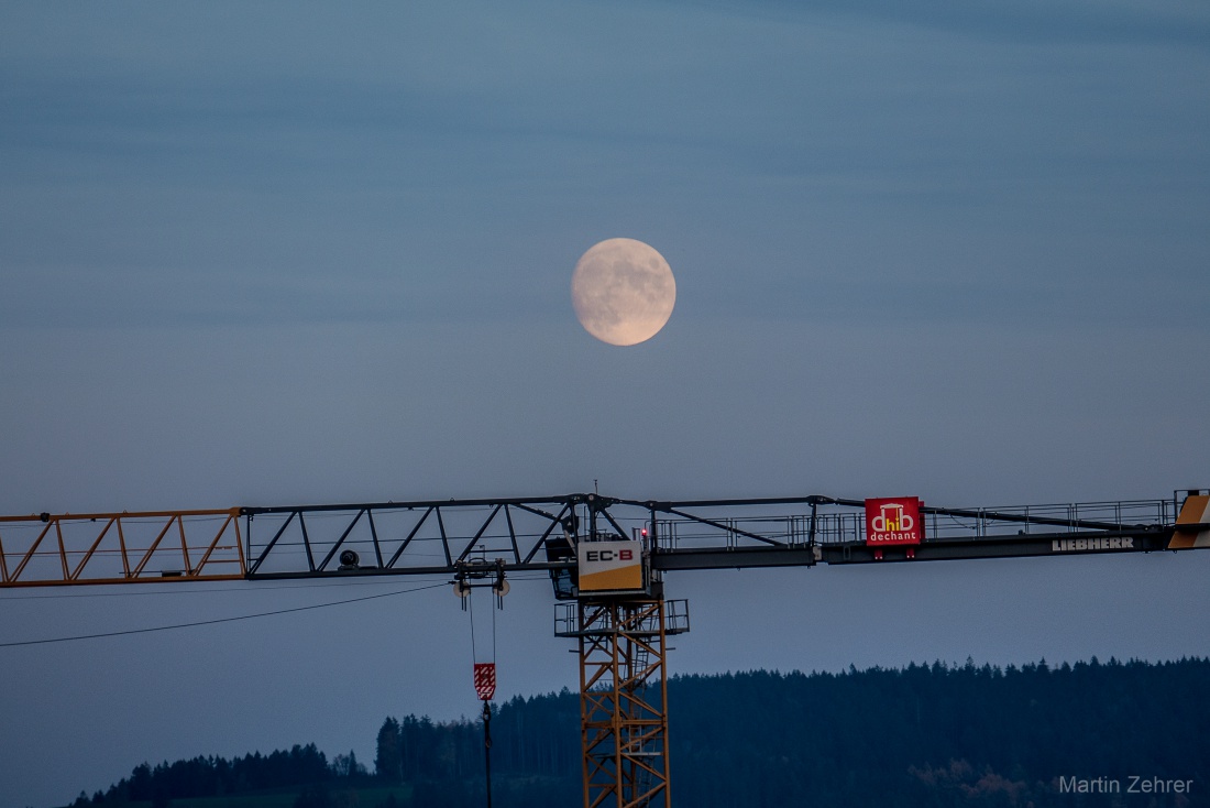 Foto: Martin Zehrer - Der Mond über einem Baustellen-Kran in Kemnath... 