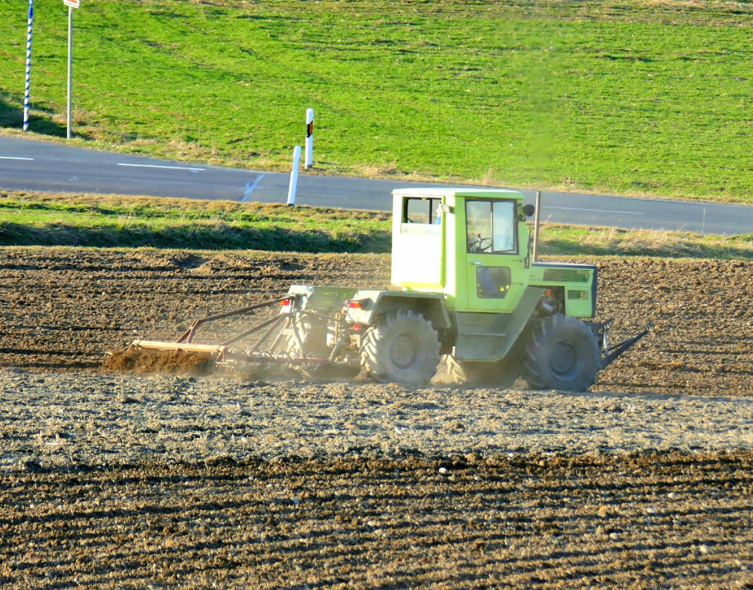 Foto: Martin Zehrer - Mit dem MB-Trac über den Acker 