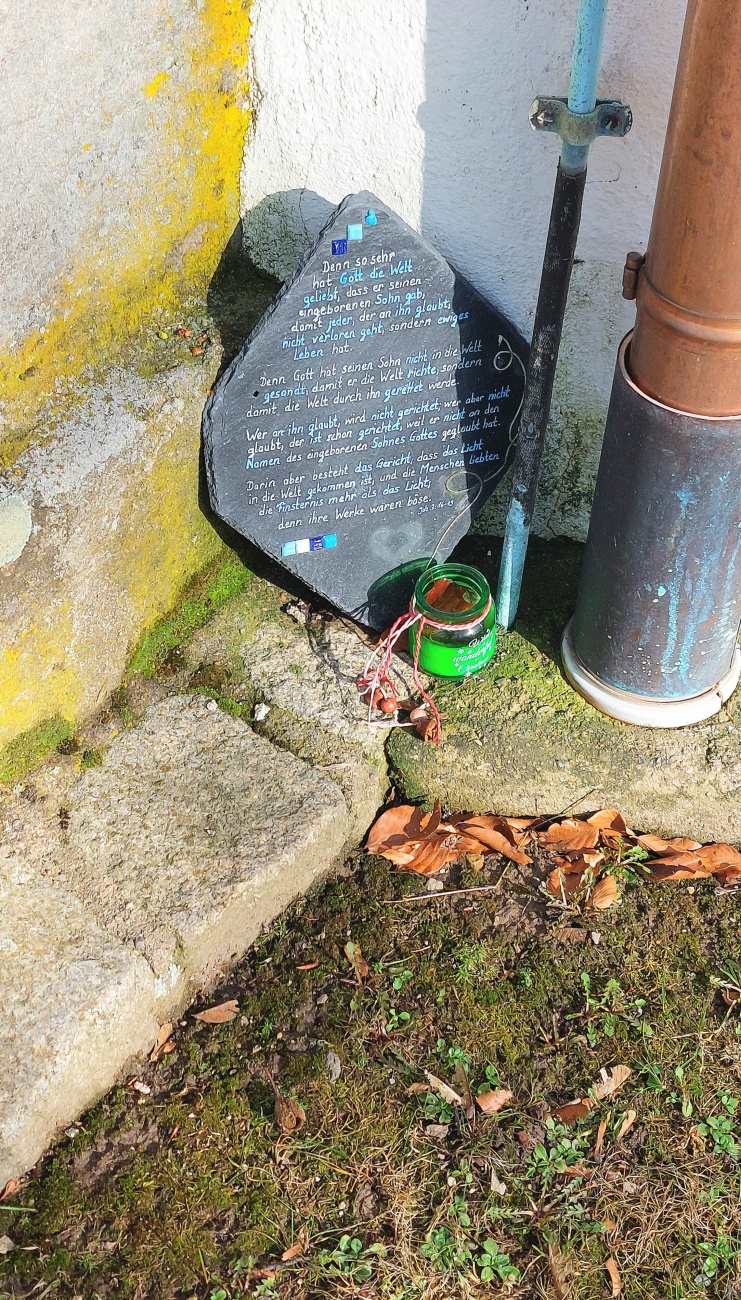 Geheime Botschaften an der Armesberg-Kirche...