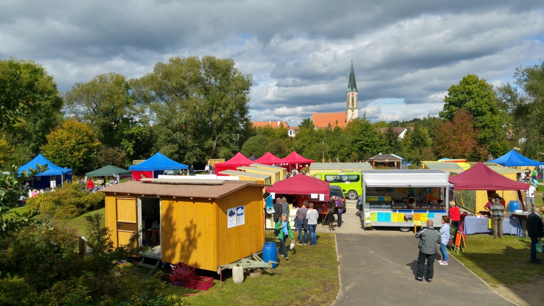 Foto: Martin Zehrer - Eröffnung Erlebniswochen Fisch in Kemnath. Tolles Wetter, im Hintergrund ist der Kirchturm der kemnather Kirche zu sehen.<br />
Perfektes Herbstwetter... 