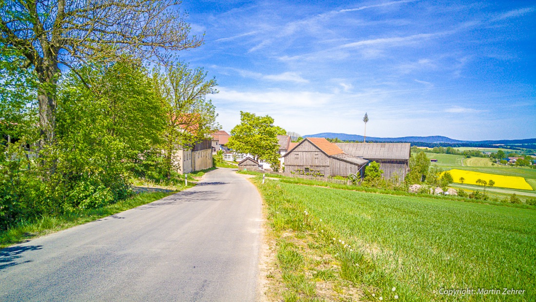 Foto: Martin Zehrer - Der Blick zurück zum schönen Dörfchen Erdenweis... ein weiterer Berg, den man zum Armesberg hoch überwinden muß :-)<br />
<br />
Armesberg Godas Hermannsreuth Erdenweis Radtour 22  