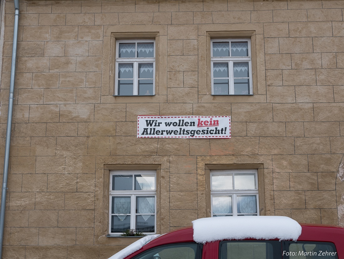 Foto: Martin Zehrer - Sie wollen kein Allerweltsgesicht - Gesehen an einer Hauswand in Neustadt am Kulm... 