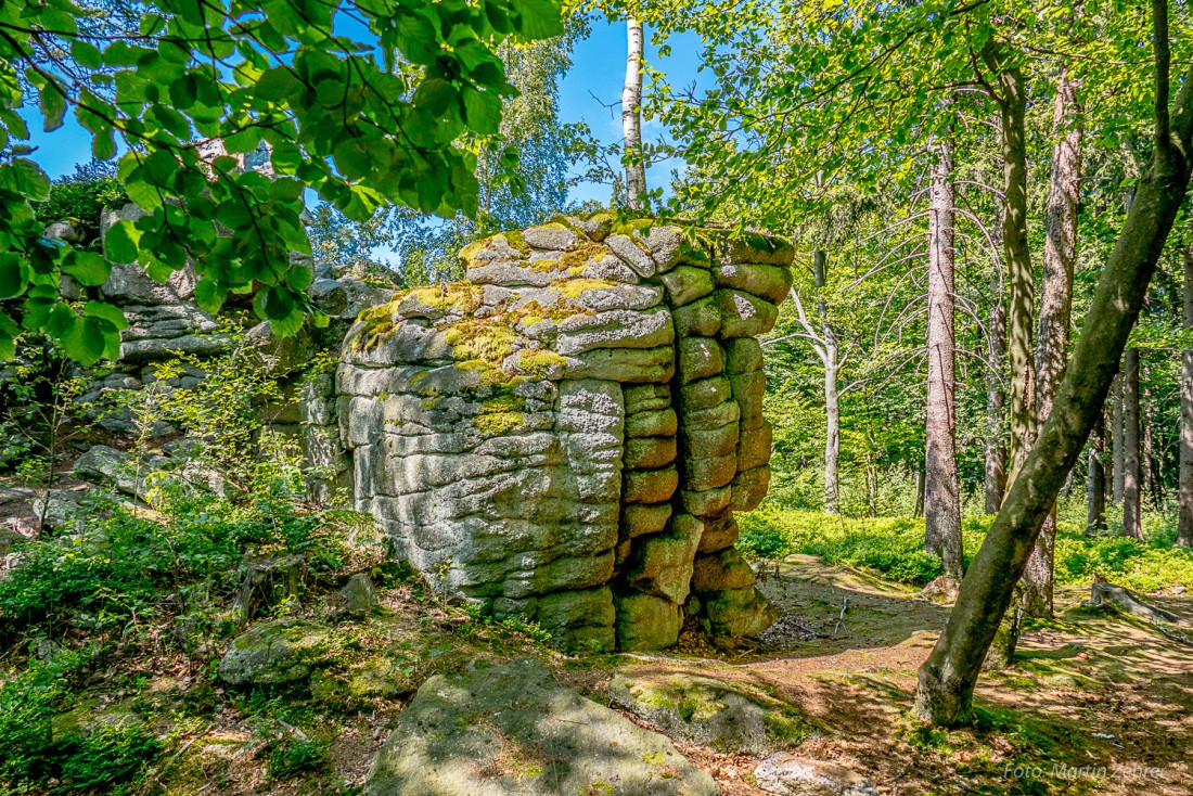 Foto: Martin Zehrer - Eine Steinwand nähe des Felsenmeers. Gut zu erkennen sind die Schichtungen. Dürfte Granit sein... einfach raufsteigen! 