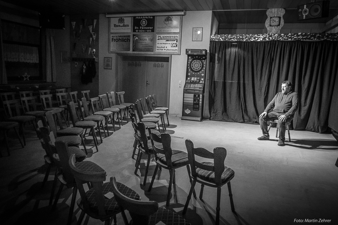 Foto: Martin Zehrer - Künstler vor der Kunst...<br />
<br />
Der kemnather Kabarettist Micha Herold kurz vor seinem Auftritt in Neusorg. Die Stühle stehen, das Licht sitzt, es kann beginnen!<br />
<br />
Was für  