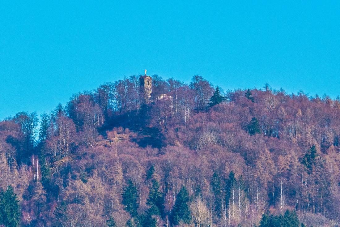 Foto: Martin Zehrer - Der Armesberg - ganz oben, auf der Spitze des Berges ist die Wallfahrts-Kirche zu erkennen.<br />
Unterhalb der Kirche befindet sich die Gastst&auml;tte MESNERHAUS. Dort gibts wirk 