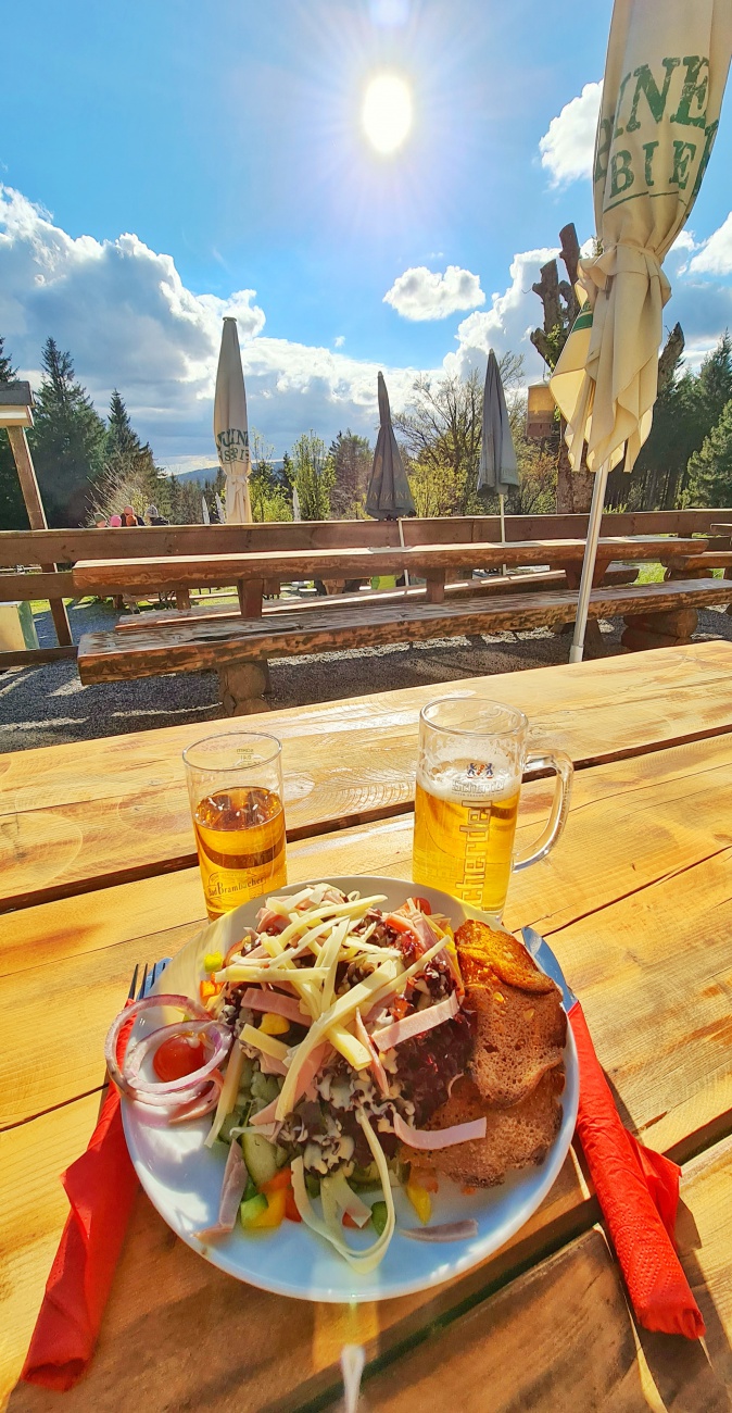 Foto: Jennifer Müller - Wir hätten nicht gedacht, dass dieser Tag wettertechnisch noch so herrlich endet. Und die Tolle Brotzeit oben am Seehaus rundet das Ganze noch ab...  