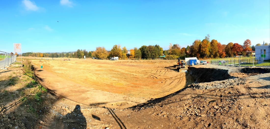 Foto: Martin Zehrer - Panorama der Realschul-Baustelle in Kemnath. <br />
Hier wurden in kürzester Zeit maximale Erdmengen bewegt.<br />
Wahnsinn wie schnell das voran geht!<br />
29. Oktober 2021 