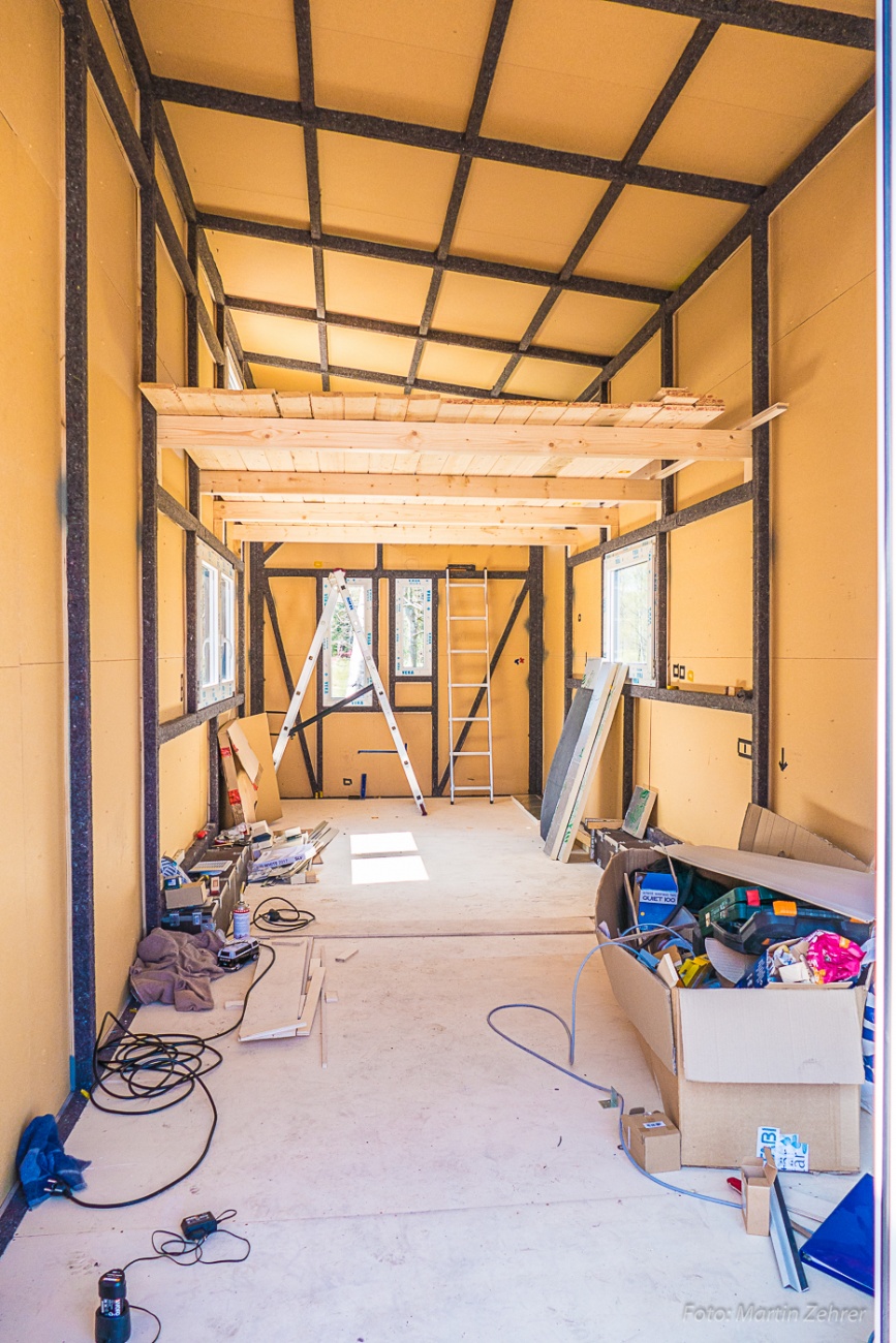 Foto: Martin Zehrer - Tiny-House in Mehlmeisel... Der erste Stock ist in Arbeit. Dort oben werden sich später das Schlafzimmer und die Schränke befinden.<br />
Momentan wird noch an der Statik und  