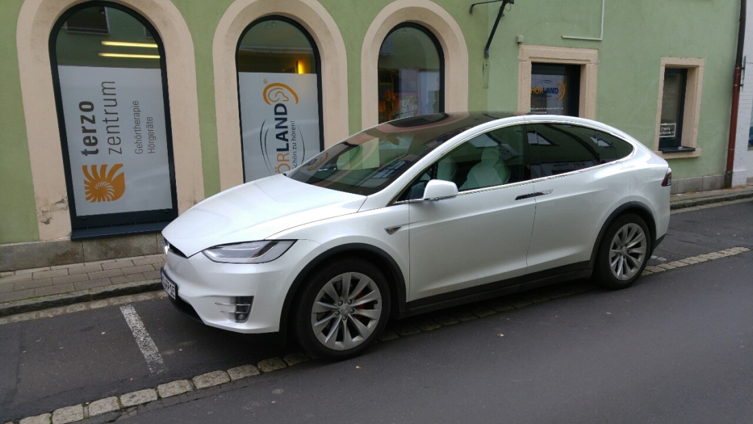 Foto: Martin Zehrer - Noch selten auf deutschen Straßen: Tesla - Model X P90D<br />
<br />
Eine Mischung aus SUV, Coupe und Limusine.<br />
Die Leistung dürfte bei diese Model 568 kW (773 PS) betragen und da 
