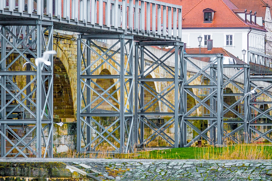 Foto: Martin Zehrer - Regensburg - Die Steinerne Brücke wird gerade renoviert. Es stehen Hilfsbrücke und Gerüst an ihrer Seite... 