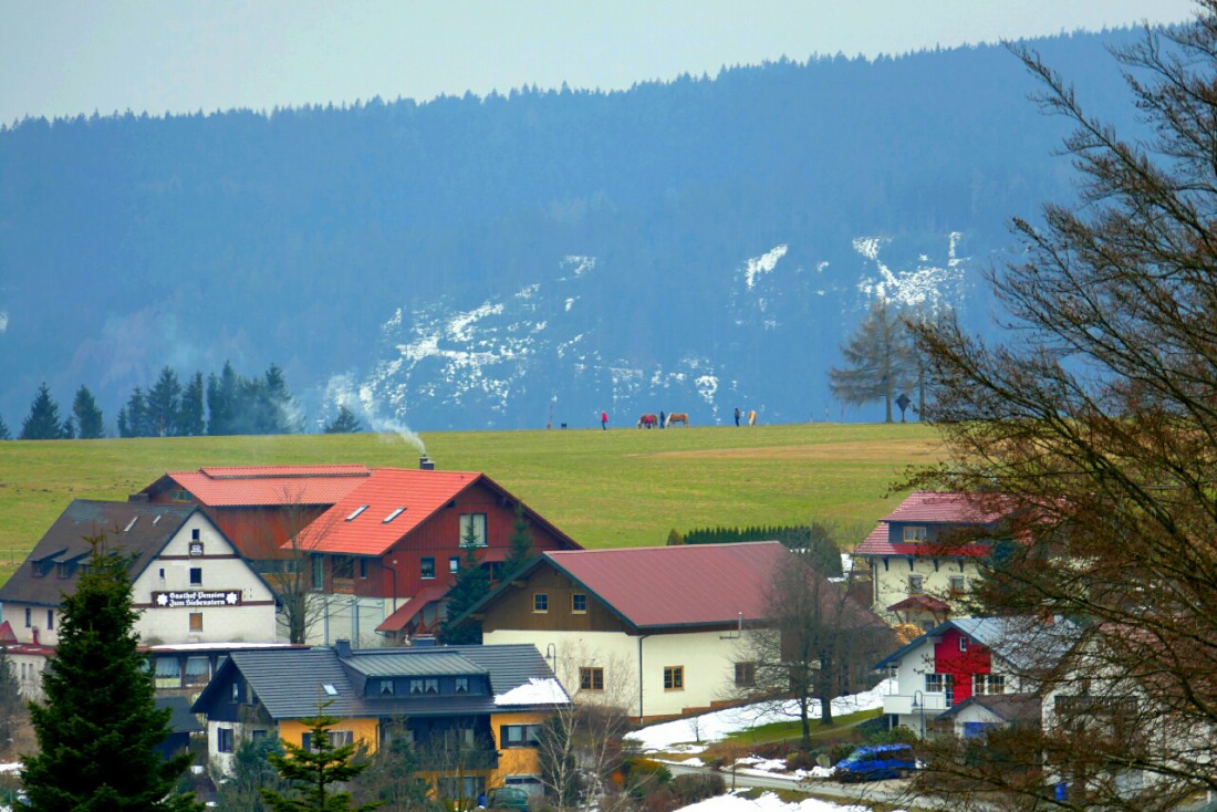 Foto: Martin Zehrer - Sonntag, 20. MÄRZ 2016 - Es liegt noch Schnee im Fichtelgebirge. 3 Kilometer weiter ist Ostermarkt am Grassemann.  