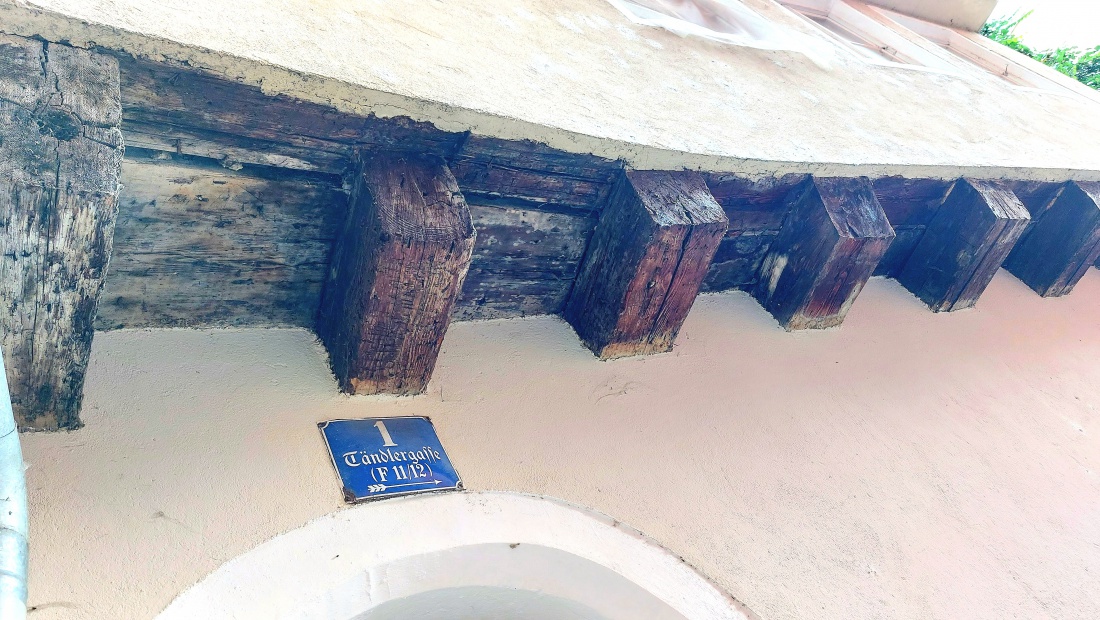 Die Nr. 1 in Regensburg,  massive Balken tragen hier die Last...