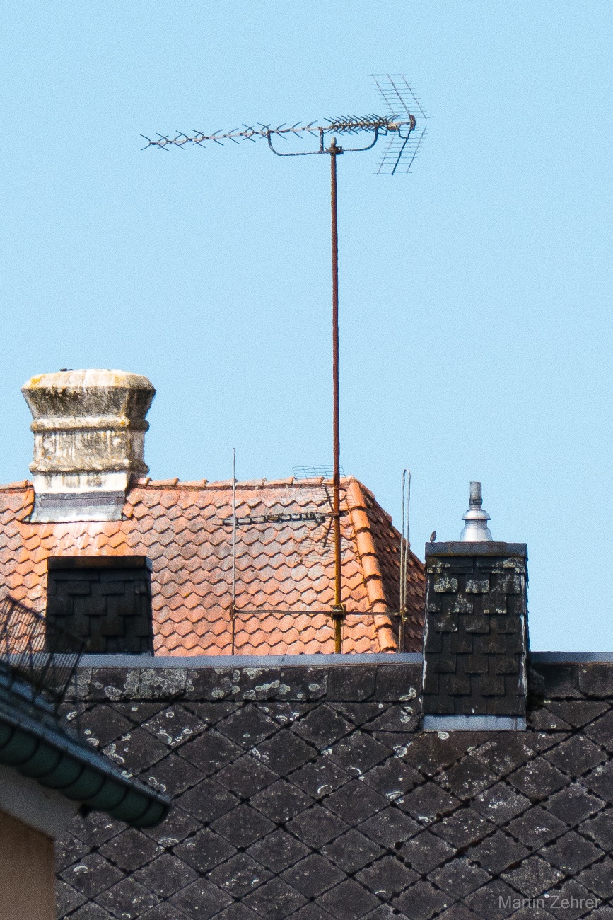 Foto: Martin Zehrer - So wurde früher empfangen... eine alte Fernseher-Antenne auf einem Hausdach... 3 Programme... ;-) 