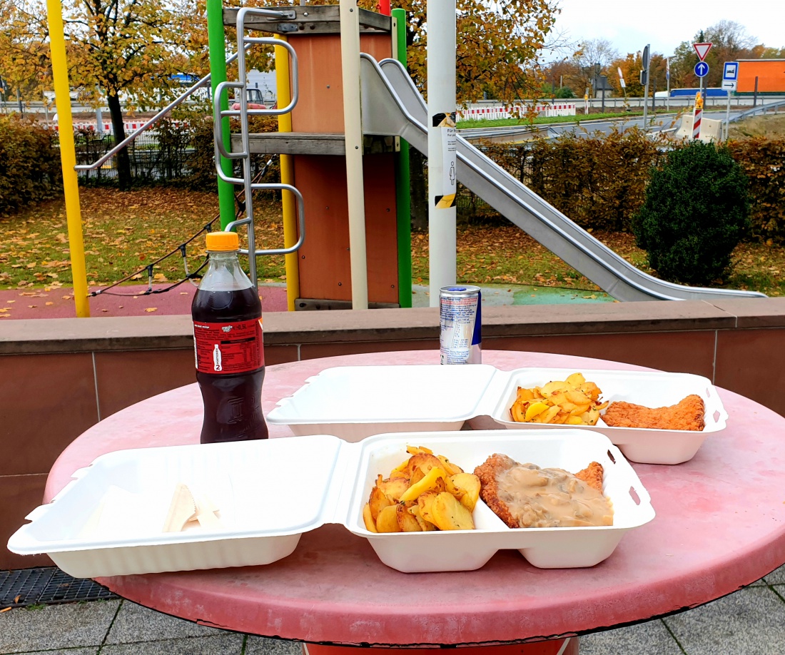 Foto: Martin Zehrer - Schnitzel mit Kartoffeln... Unterwegs auf der Autobahn 