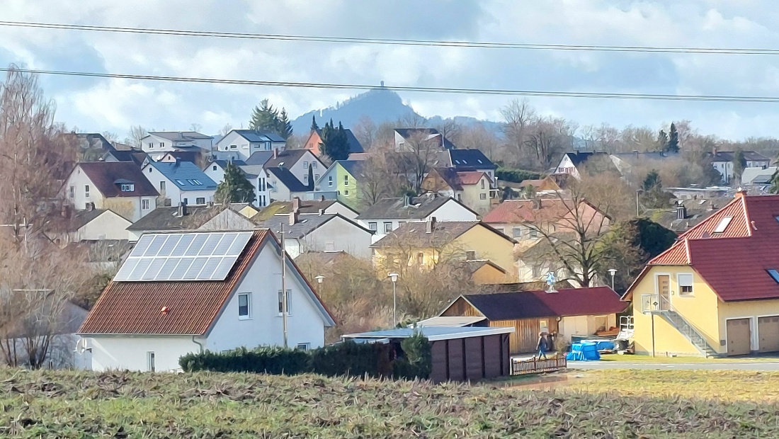 Endlich Frühling!

Über den Dächern von Kemnath,  im Hintergrund der Vulkankegel Rauher Kulm, bei Neustadt am Kulm.

Am 24. Februar 2026 war das Wetter sehr frühlingshaft.
Die Temperatur lag so ca. bei +14 Grad, die Vögel pfiffen um die Wette und es lag der Duft von frisch aufgetauter Erde in der Luft.
Die Wolken wetteiferten mit der Sonne um die Vorherrschaft. 