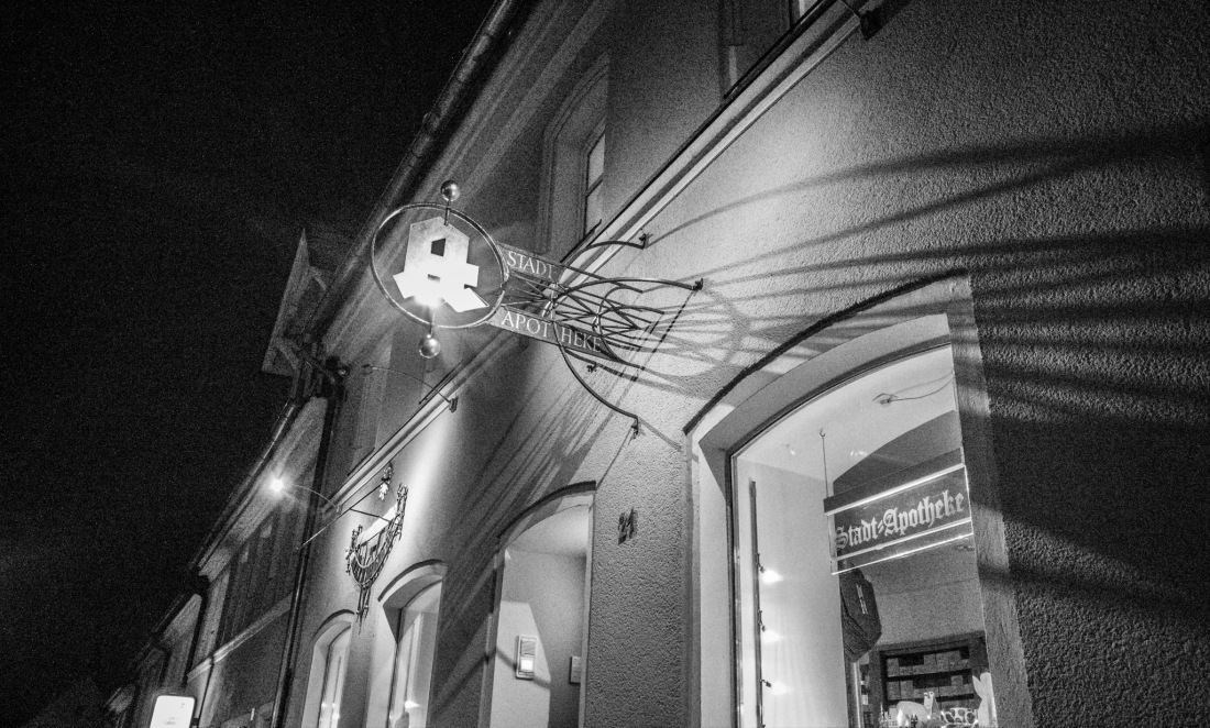 Foto: Martin Zehrer - Mitten in Kemnath: Apotheke bei Nacht... 