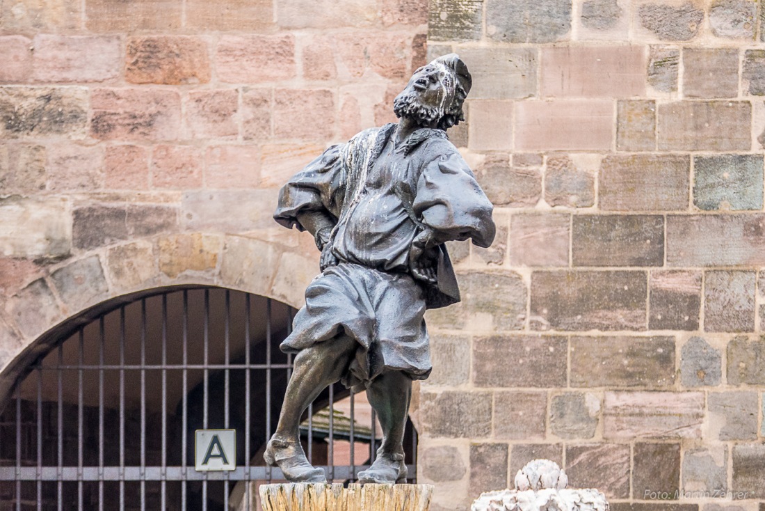 Foto: Martin Zehrer - Nürnberg: Schaut in die Luft am Brunnen 