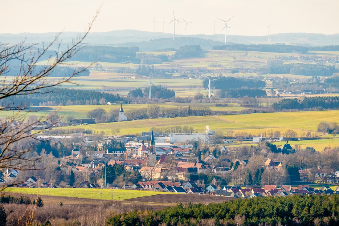 Foto: Martin Zehrer - Der Blick ins kemnather Land. Im Vordergrund die Stadt Kemnath mit ihrem markanten Kirchturm.<br />
Im Hintergrund ist die Oberndorfer Kirche zu erkennen...<br />
Das ist die Aussi 