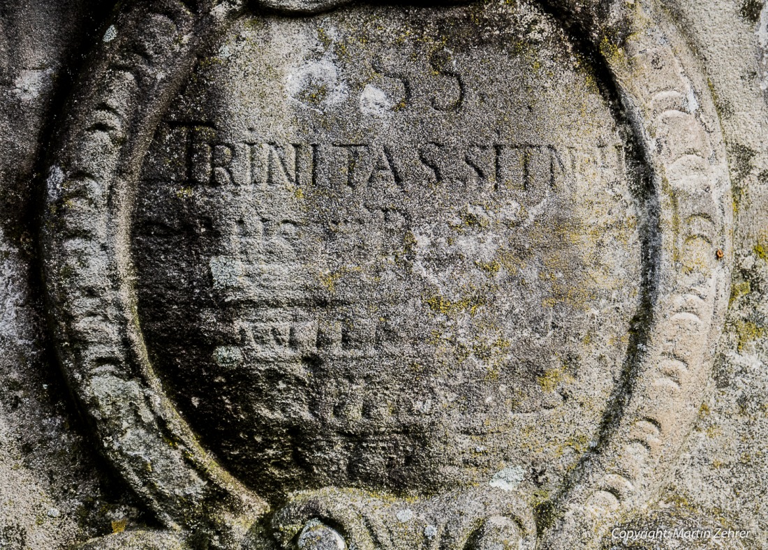 Foto: Martin Zehrer - Trinitas - Dreifaltigkeit...<br />
<br />
Eine unscheinbare Statue an der Wunsiedler Straße in Kemnath... Verwitterte Zeichen machen das Entziffern der Prägung nicht leichter... Vi 