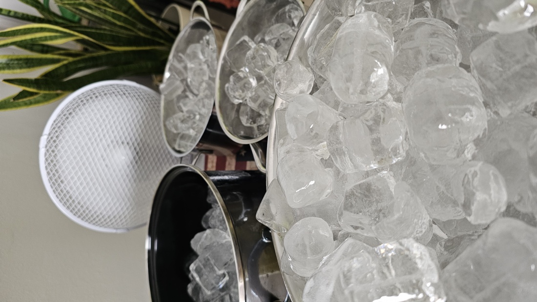 Abkühlung mit Eiswürfel und Ventilator am 25. Juni 2026...


Wetter am 25. Juni 2026:
Seit mehreren Tagen steigt die Tagestemperatur auf über 30 Grad.
Viel Sonne und blauer Himmel. Wenig Luftbewegung...
