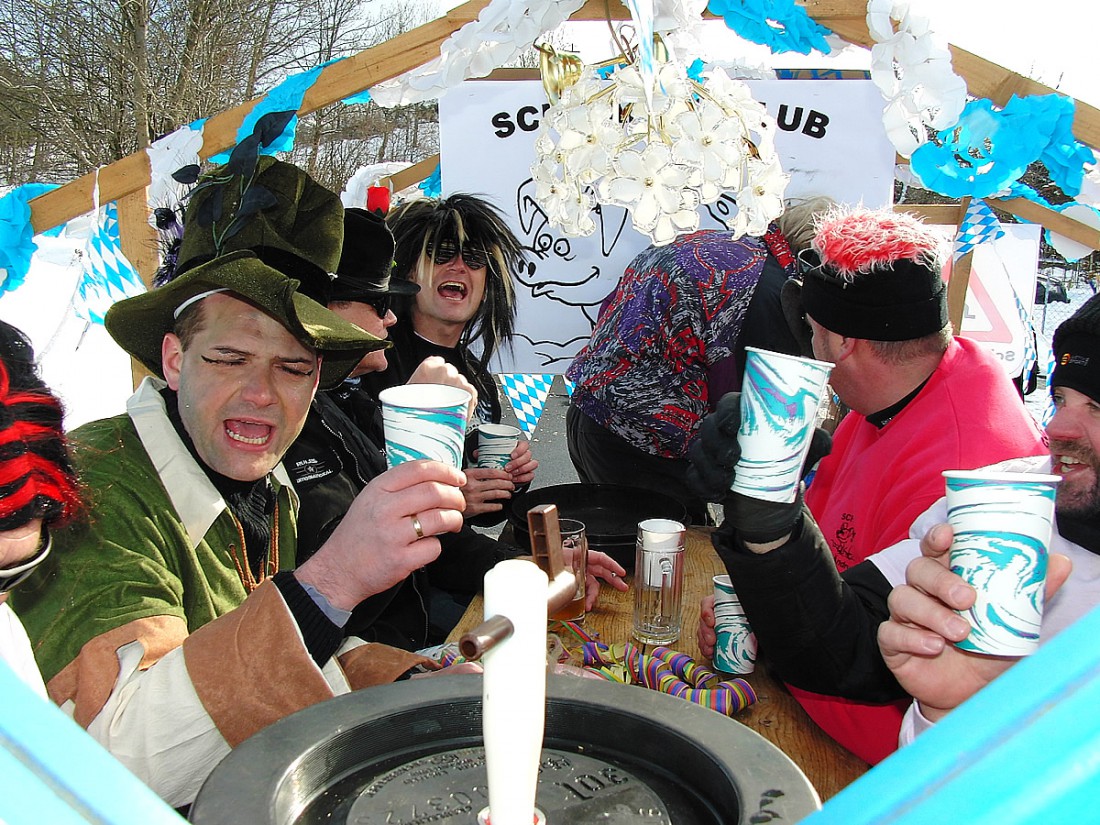 Foto: Martin Zehrer - Faschingszug in Waldeck 2013: Schwartenclub und Houderer Zoigl auf dem Faschingswagen - Schaut nach Gaudi aus ;-) 