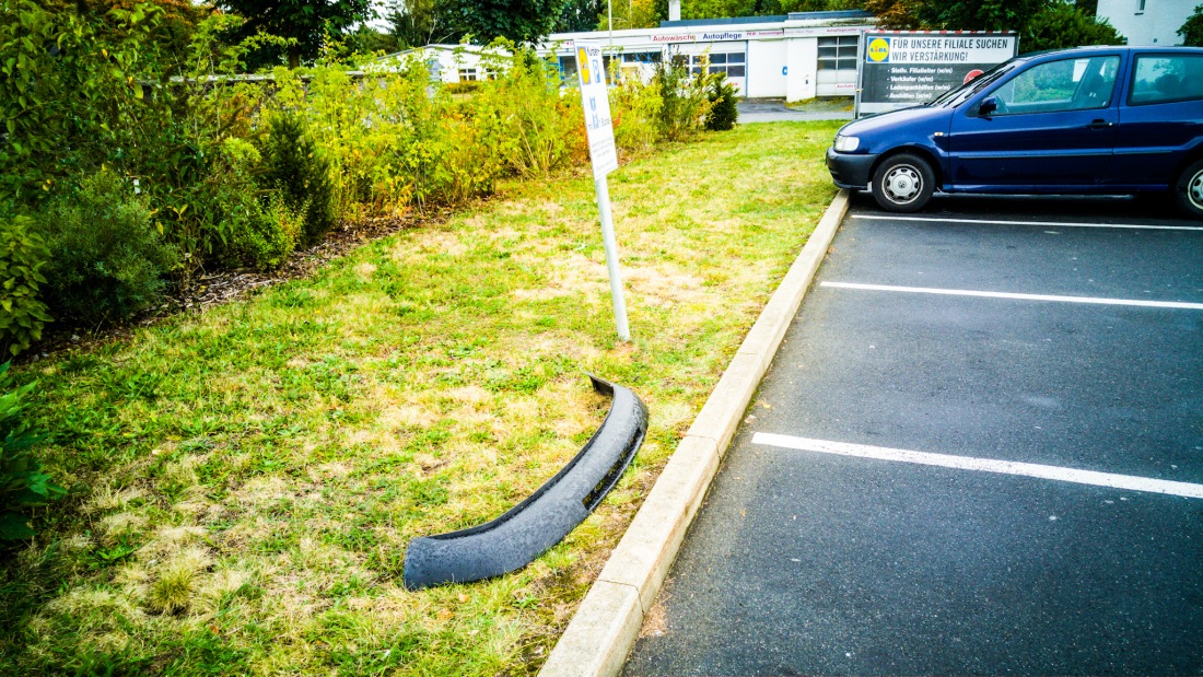 Foto: Martin Zehrer - Bleibt es liegen bist Du zu tief ;-)<br />
<br />
Wem fehlt dieses Drumm am Auto? Liegt in Kemnath beim Liedl auf dem Parkplatz! 