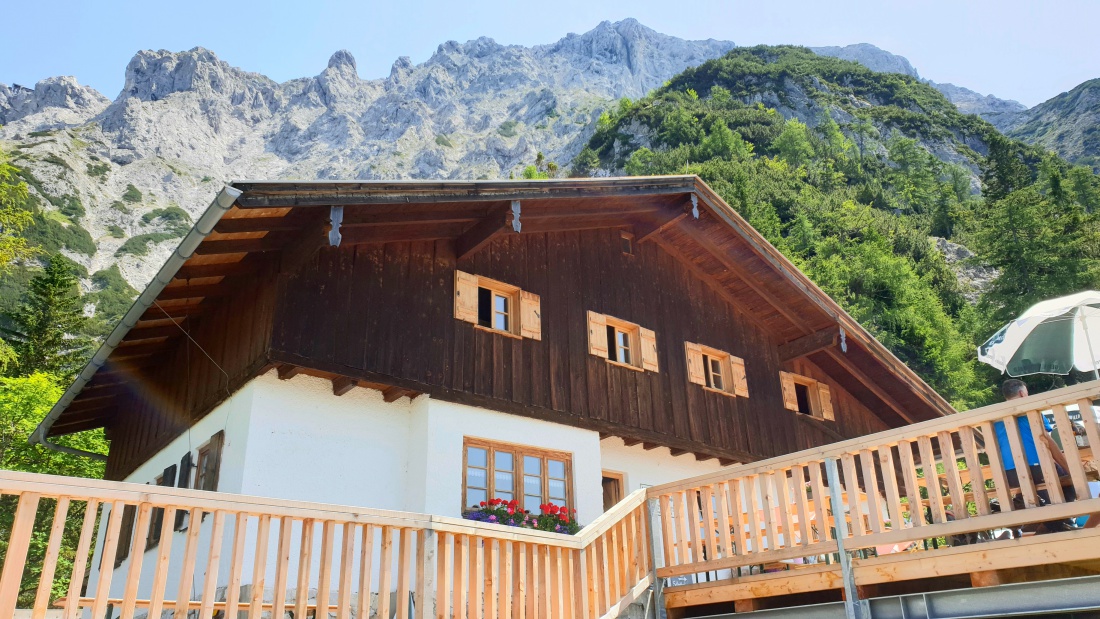 Foto: Martin Zehrer - Nach guten 2 Stunden endlich angekommen... ;-)<br />
Die Mittenwalder Hütte liegt in 1519 Metern Höhe und ist nur über einen anspruchsvollen Wanderpfad zu erreichen.<br />
Der Kais 