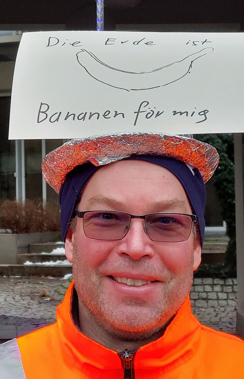 Die Erde ist Bananenförmig - wenn man genau hinguckt, erkennt man den Alu-Hut...

Geniale Idee! :-)

Faschingszug Pressath 2026