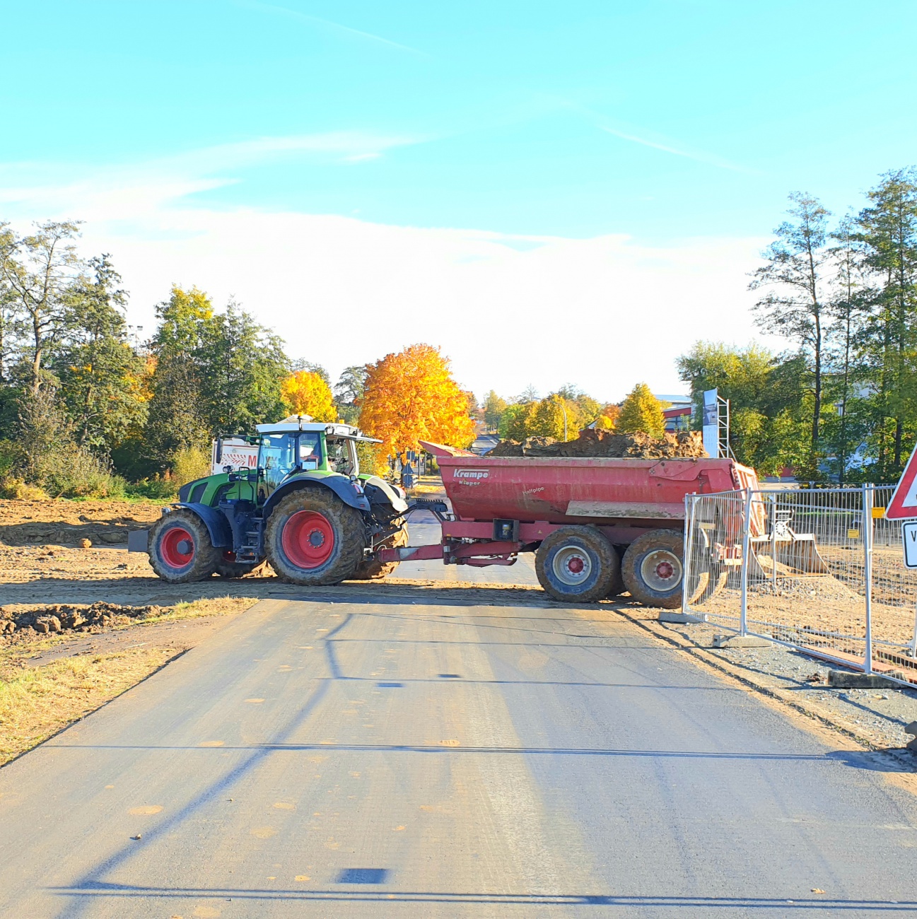 Foto: Martin Zehrer - So wird Erdreich von der Realschul-Baustelle zur Sportplatz-Baustelle befördert.<br />
Ein Traktor mit Erdmulde... 