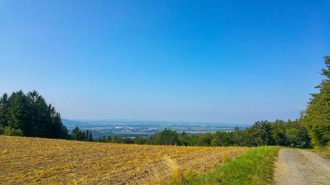 Foto: Martin Zehrer - Hammer-Aussicht und 200 Meter weiter wartet der Schweinebraten... Paradies am Armesberg! 