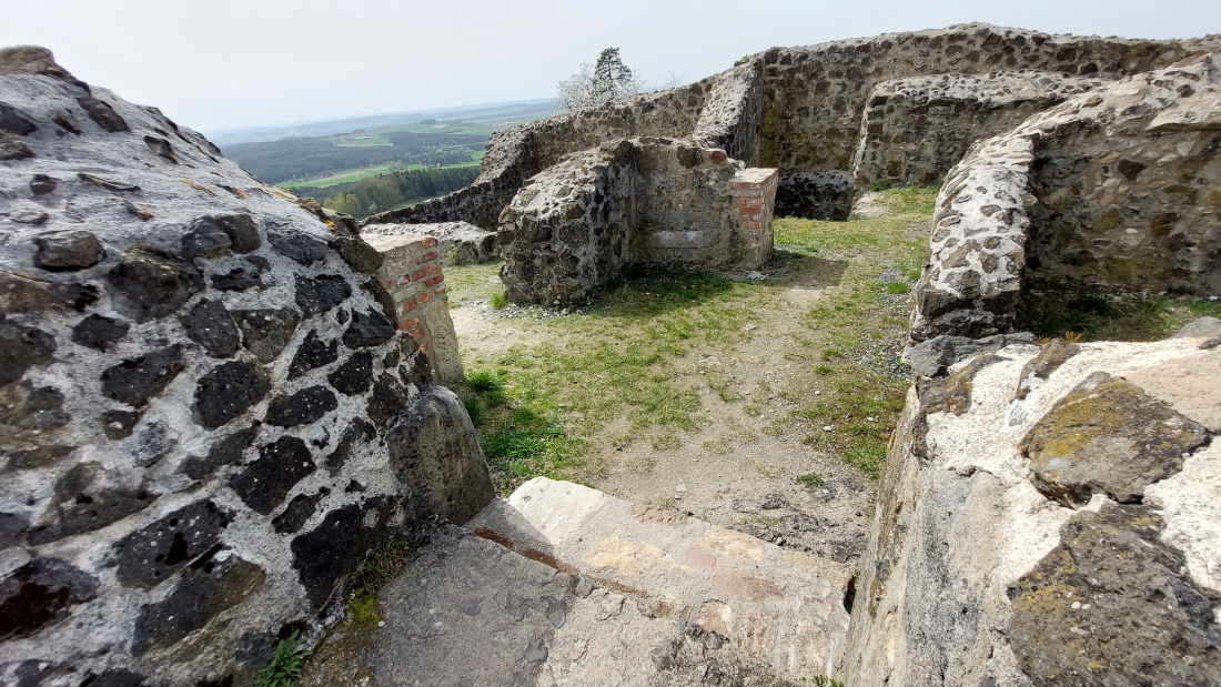 Foto: Martin Zehrer - Frühlingswanderung zur wunderschönen Burgruine auf dem Schlossberg bei Waldeck. 