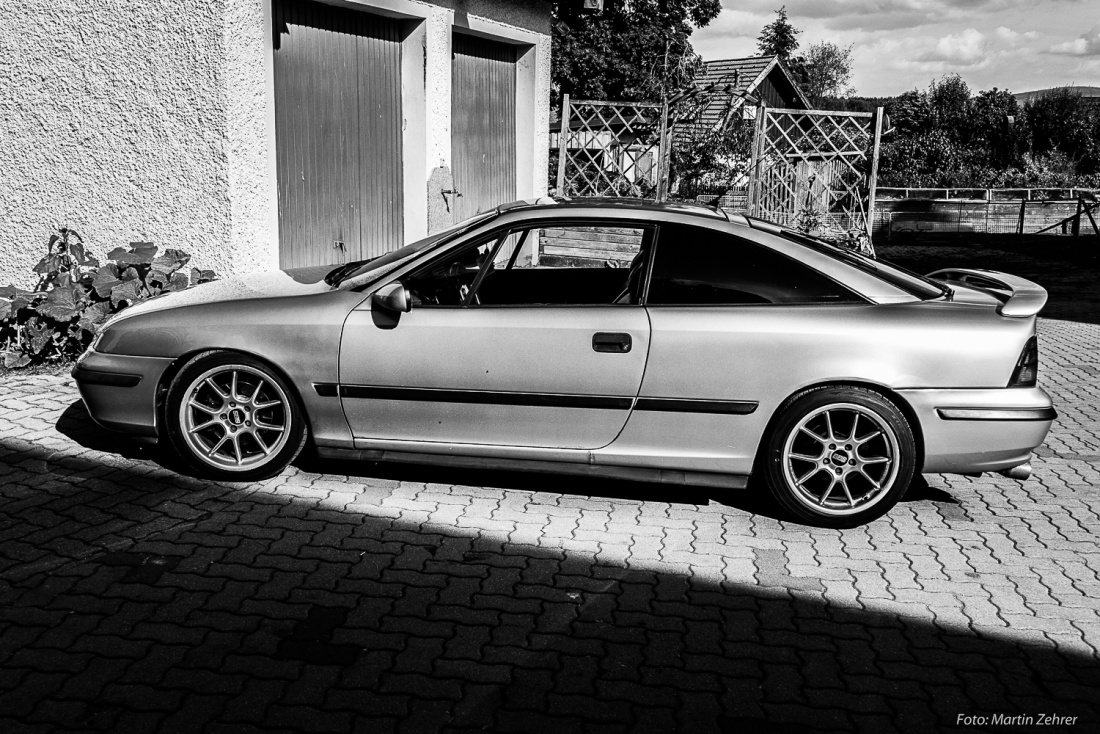 Foto: Martin Zehrer - Relikt aus vergangenen Tagen: Der Opel Calibra ist ein Sportcoupé des Herstellers Opel. Er wurde von Herbst 1989 bis Mitte 1997 produziert. Die Basis war damals der Opel  