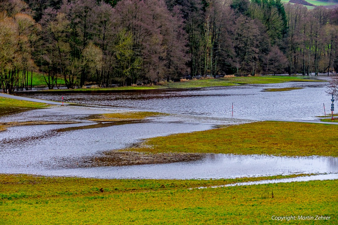 Foto: Martin Zehrer - 1. Dezember 2015 - Hier trat die Fichtelnaab über die Ufer. Die großen Wasserflächen sind nicht etwa der Fluss, sondern das Ergebnis der Regenfälle der letzten Tage und d 
