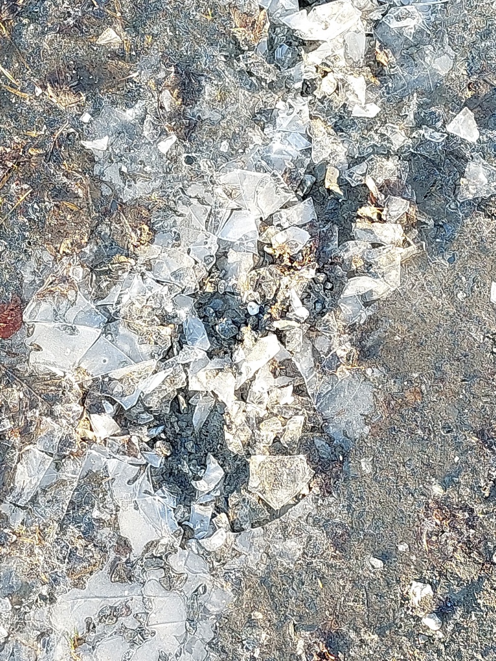 Foto: Martin Zehrer - Eis splittert wie zerbrochene Träume, gefangen im silbernen Glanz des Winters. 