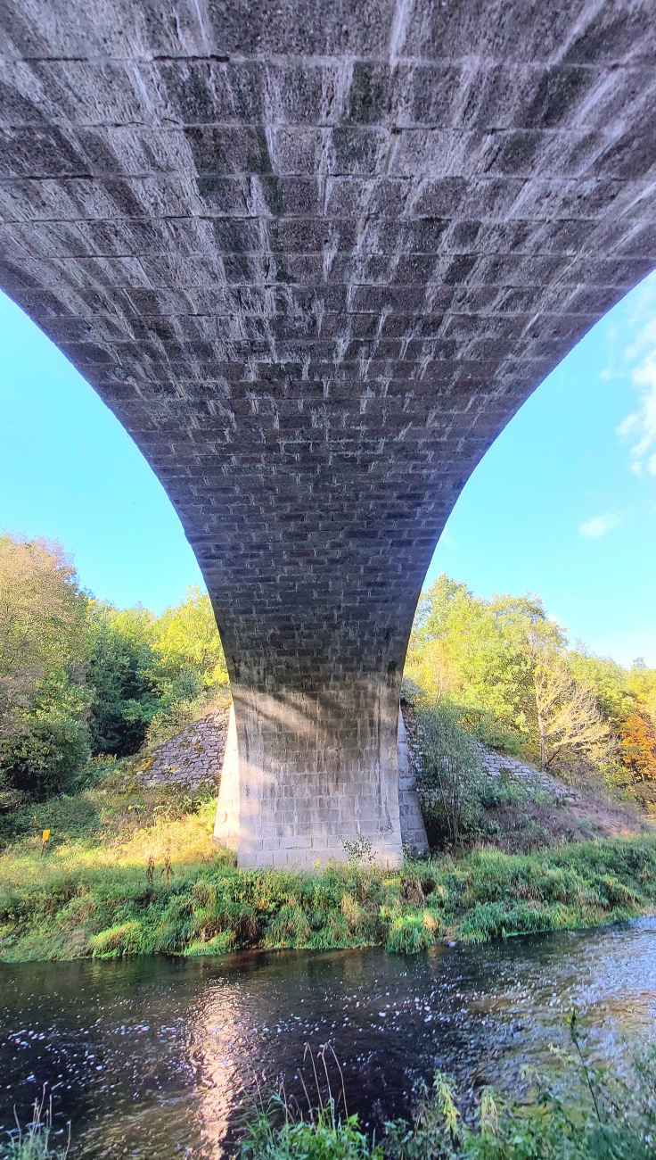 Foto: Martin Zehrer - Die Brücke zwischen Windischeschenbach und Schweinemühle.<br />
Unglaublich,  wie dieser Bogen einst gebaut wurde.<br />
Der Fluss ist die Fichtelnaab. 