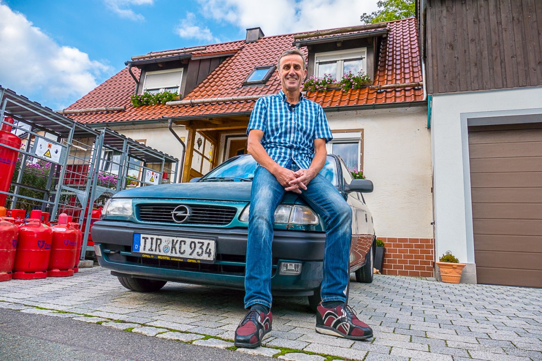 Foto: Martin Zehrer - 24. September 2015 - Helmut vor seinem Opel Astra... noch sind die Million auf dem Kilometerzähler nicht vollendet... 