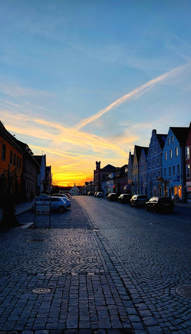 Foto: Martin Zehrer - Abendrot hinterm kemnather Stadplatz. 