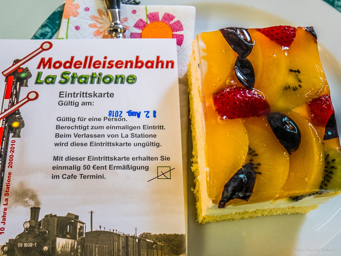 Foto: Martin Zehrer - Lecker Kuchen naschen im LaStatione in Speichersdorf. Die riesige Modell-Eisenbahnanlage feierte am 12. August 2018 ihr 10-Jähriges Jubiläum. 
