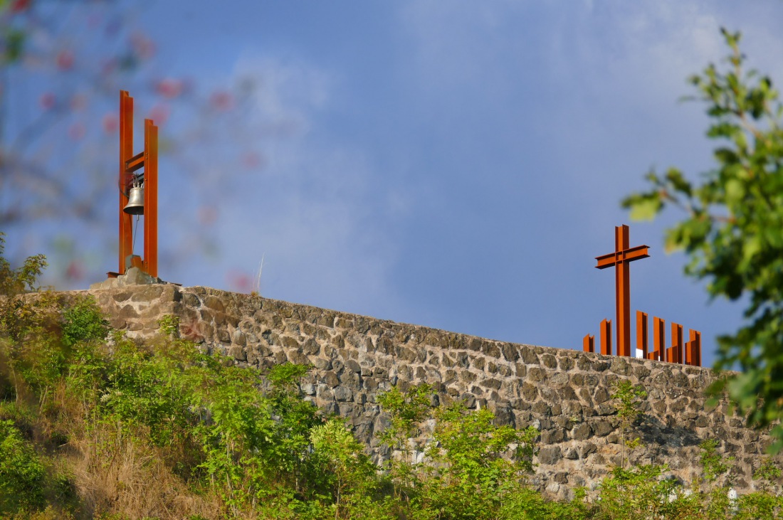 Foto: Martin Zehrer - Auf dem Schlossberg bei Waldeck...<br />
<br />
Angedeutet mit dem Umriss einer Kirche und einem großen Kreuz lässt sich erkennen, dass hier einst ein Gotteshaus stand.<br />
<br />
Links is 