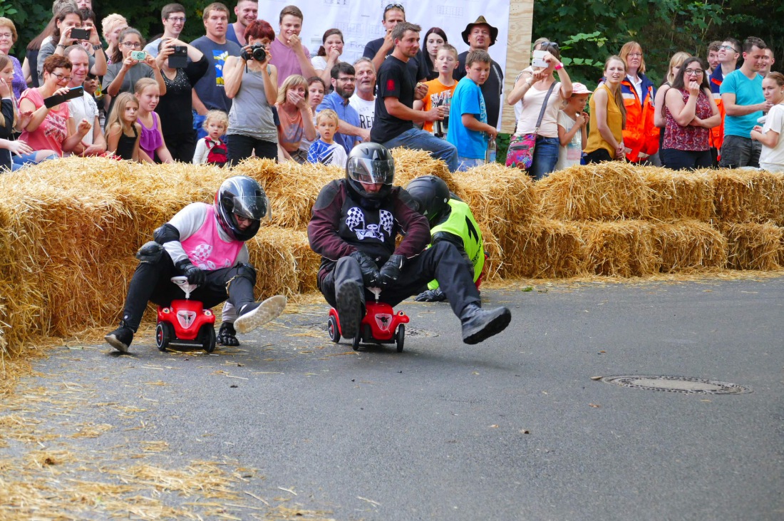 Foto: Martin Zehrer - Genial - Die legendären Bobbycar Meisterschaft in Preißach. <br />
"Den of Vice" veranstaltete heute das 3. Bobbycar-Rennen durch die Ortschaft Preißach. <br />
Zig Starter rasten  
