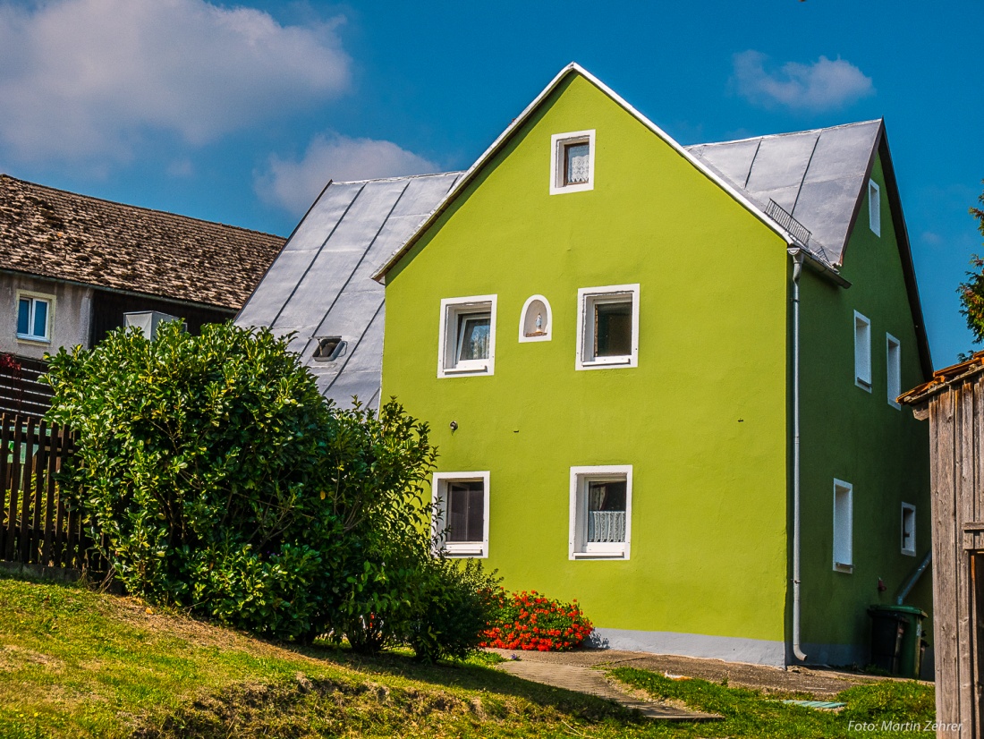 Foto: Martin Zehrer - Das Haus vom Kalmer-Annerl... Jahrzehnte hatte das Blechdach des Hauses eine rote Farbe. 