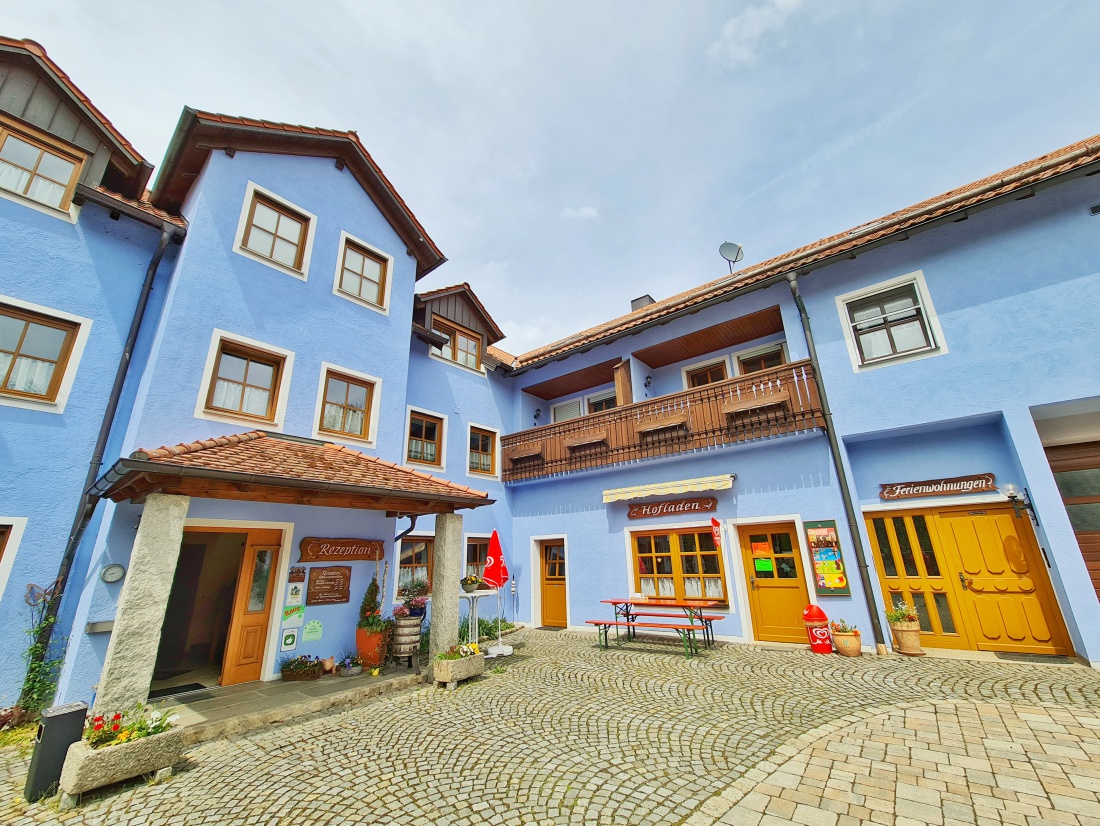 Foto: Jennifer Müller - Der Ferienhof Schweinmühle bei Windischeschenbach. Ein gemütliches Plätzchen zum Entspannen, Einkehren, Brotzeitmachen oder Kaffeetrinken. Der dazugehörige Campingplatz i 