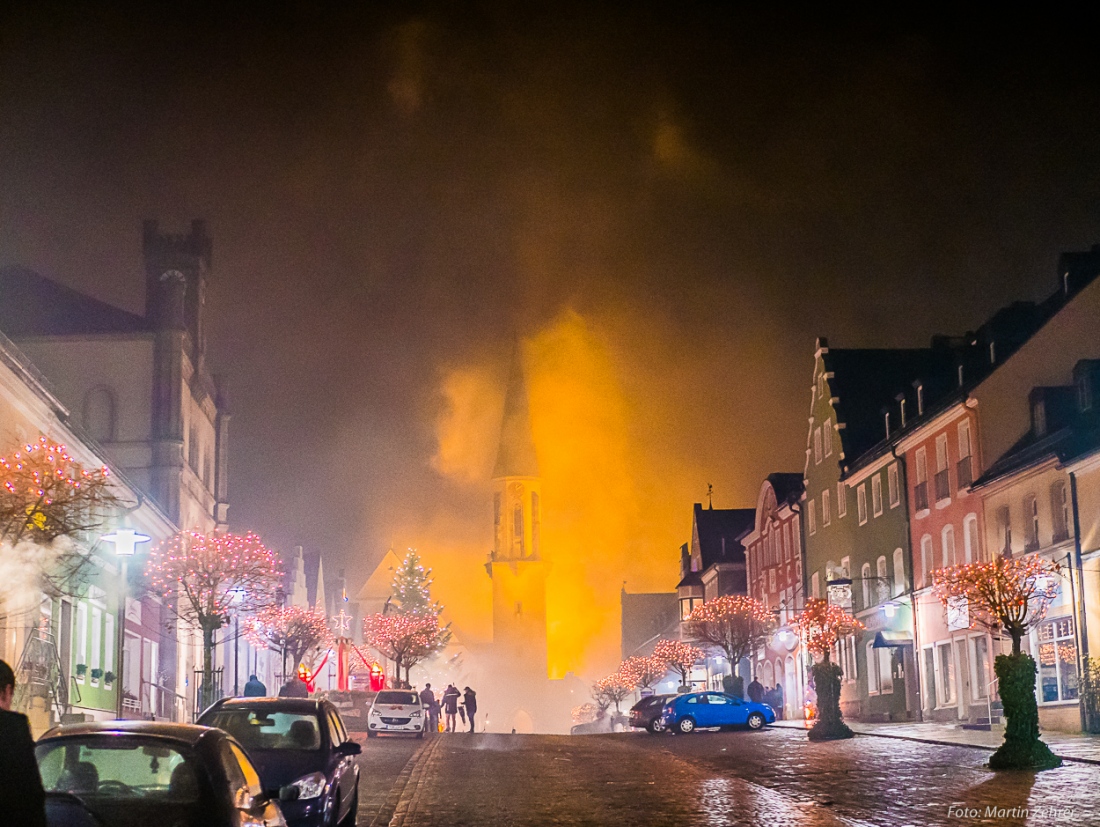 Foto: Martin Zehrer - Für einige Minuten war der kemnather Kirchturm vor lauter Rauch nicht mehr zu sehen... Silvester 2019 