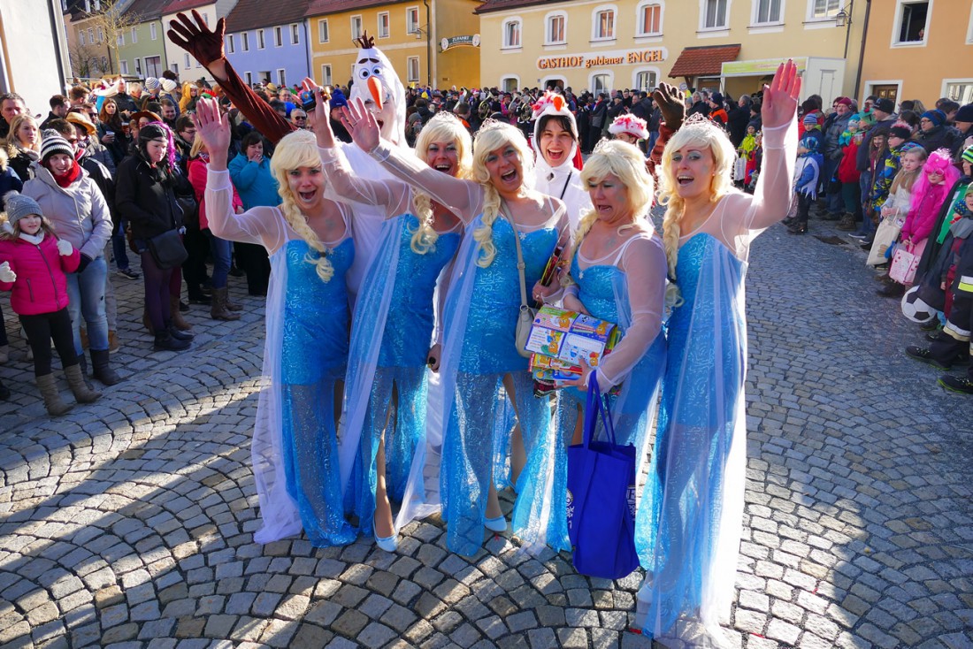 Foto: Martin Zehrer - Helau!!!<br />
<br />
44. Faschingszug durch Waldeck am 7. Februar 2016!<br />
<br />
Tanzen, lachen und Gaudi machen ;-)<br />
<br />
Viele Gaudiwagen und unzählige Besucher trafen in Waldeck aufeina 