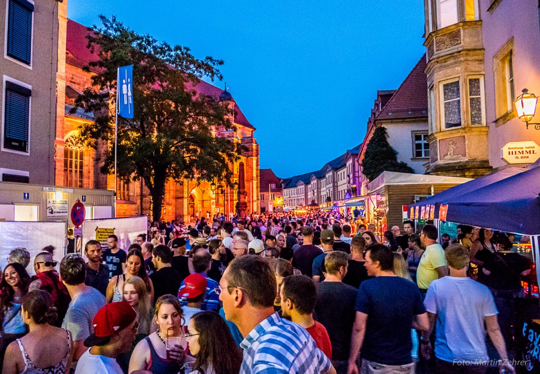 Foto: Martin Zehrer - Menschenmengen auf dem Bayreuther Bürgerfest. Das nächtliche Wetter war einzigartig für eine solche Veranstaltung. Wow - feiern in der lauhen Sommernacht. 