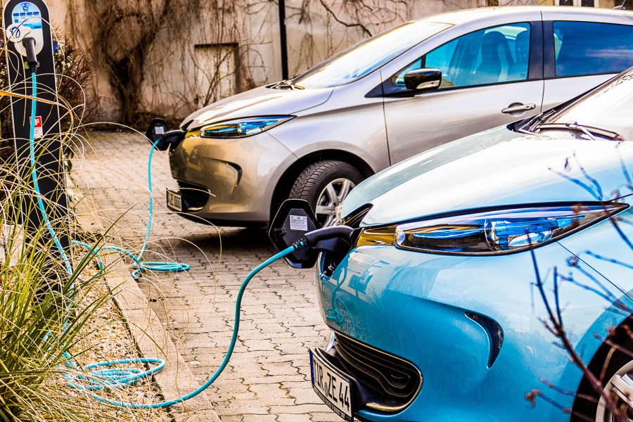 Foto: Martin Zehrer - Einfach mal Energie tanken... Renault ZOE Elektroauto-Testfahrt nach Bayreuth. Getankt wurde an der ADAC-Tankstelle. Ein freundlicher ZOE-Fahrer schaltete uns die Stromta 