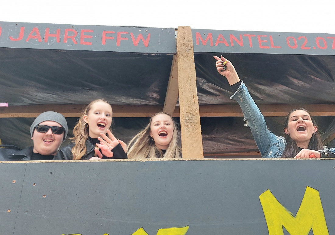 Freiwillige Feuerwehr Mantel lustig unterwegs... 
Faschingszug Pressath 2026
