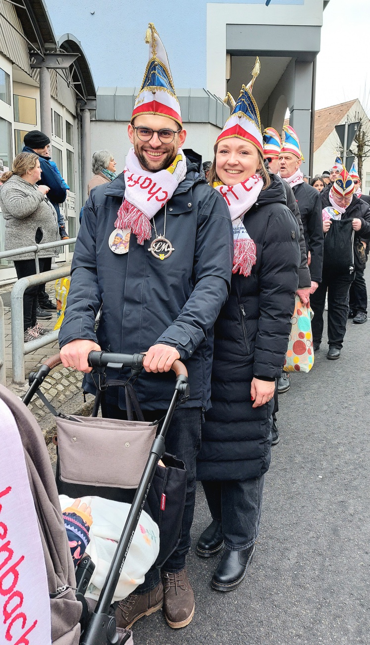 Der Fasching in Pressath 2026 begeisterte mit kreativen Kostümen und außergewöhnlichen Motto-Gruppen.

Auffällige Alien-Verkleidungen, fantasievolle Wagen und humorvolle Darstellungen sorgten für viele Lacher am Straßenrand.
Der Faschingsverein Pressath und zahlreiche Teilnehmer brachten mit Musik und Showeinlagen beste Stimmung ins Zentrum der Stadt.
Tausende Besucher feierten gemeinsam ein farbenfrohes und lebendiges Spektakel.

Der Fasching 2026 bleibt als fröhliches, ideenreiches und bestens besuchtes Fest in Pressath in Erinnerung.